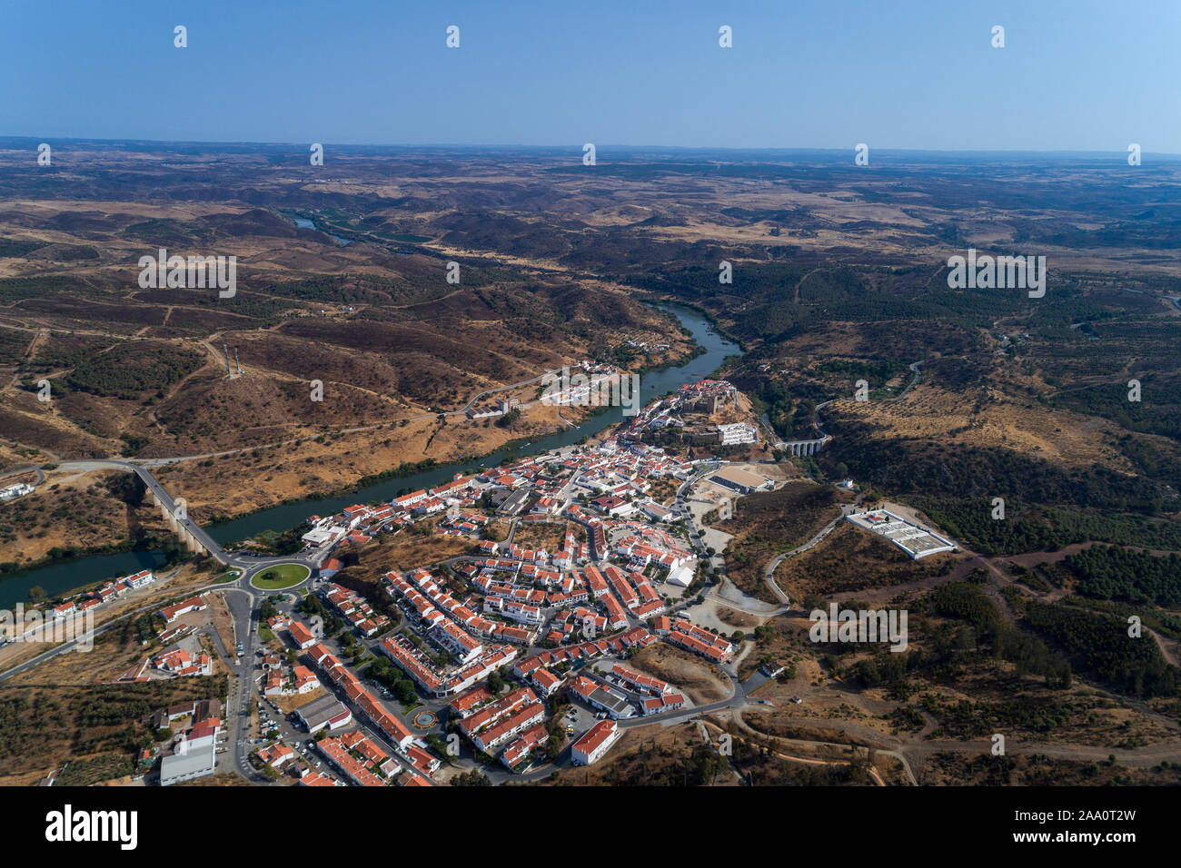 Vista aerea del tradizionale villaggio di Mértola, in Alentejo, Portogallo. Foto Stock