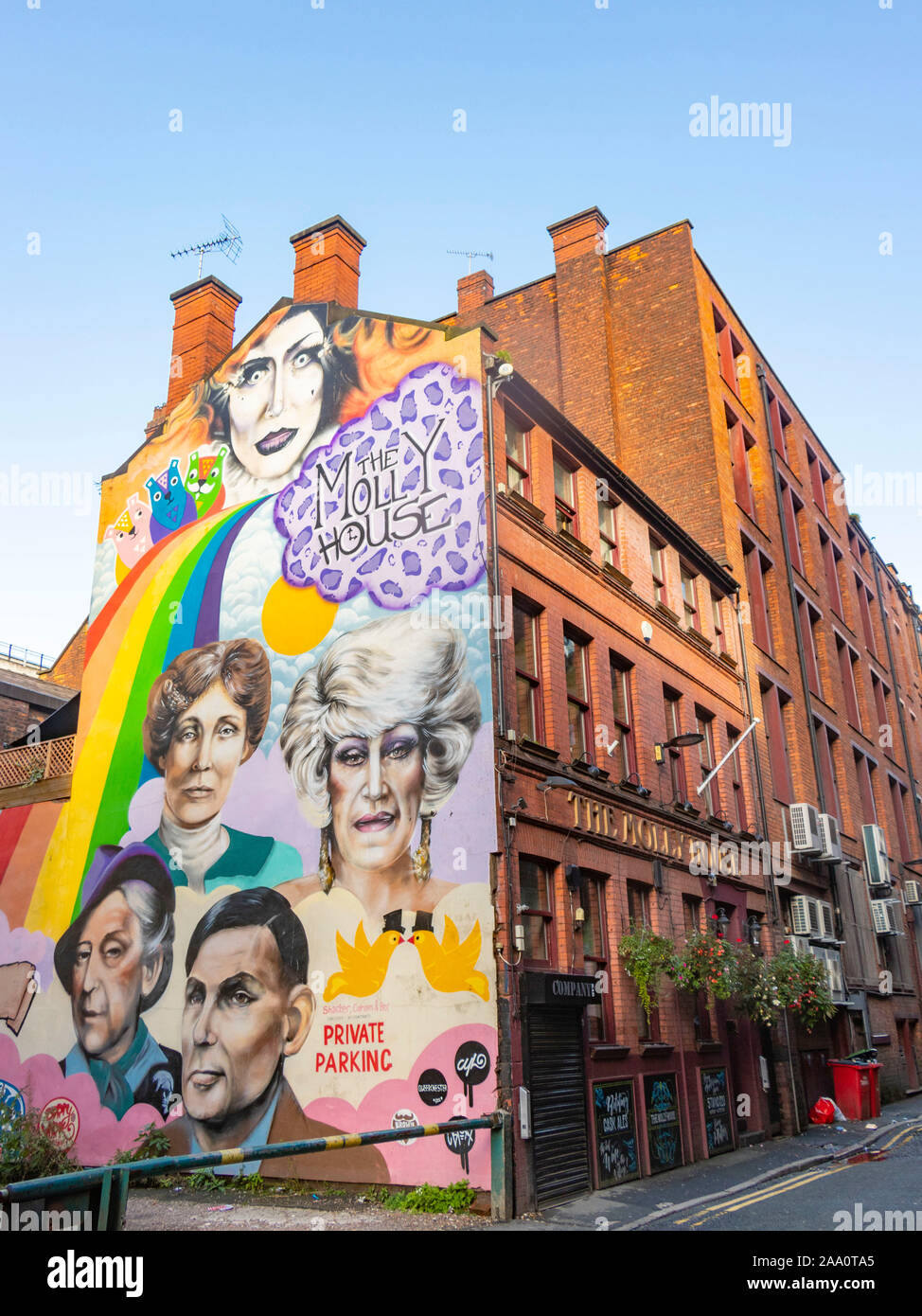 Arte di strada sul lato di Molly House bar nel villaggio gay a Manchester REGNO UNITO Foto Stock