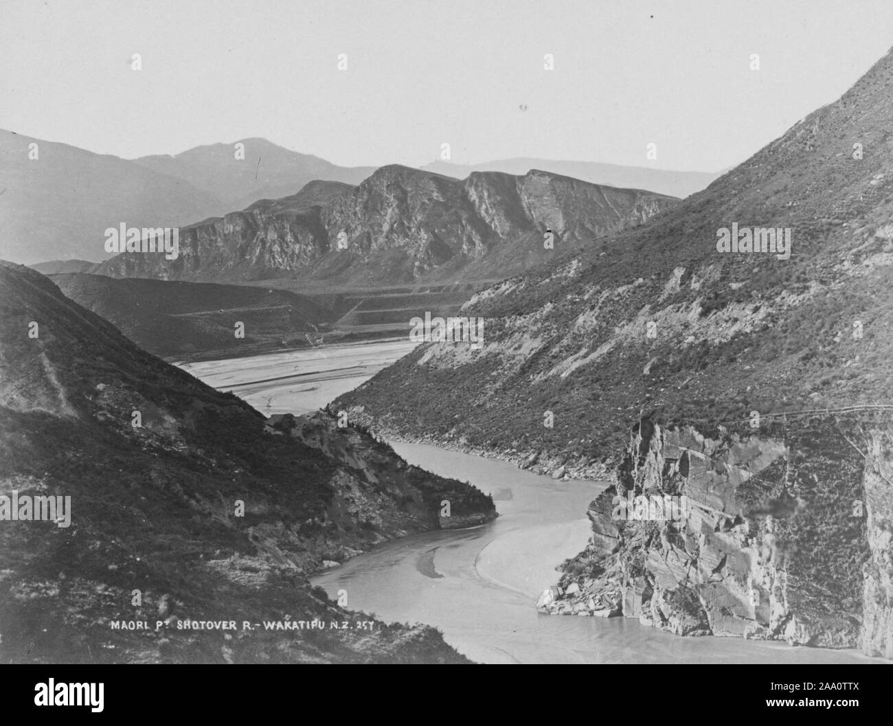 Bianco e nero fotografia paesaggio del punto Maori e fiume Shotover nella regione di Otago di South Island, in Nuova Zelanda, dal fotografo Frank Coxhead, 1885. Dalla Biblioteca Pubblica di New York. () Foto Stock