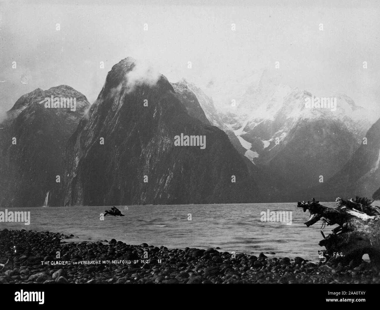 Bianco e nero fotografia paesaggio del monte Pembroke ghiacciai e Milford Sound, Parco Nazionale di Fiordland nell'Isola del Sud, Nuova Zelanda, dal fotografo Frank Coxhead, 1885. Dalla Biblioteca Pubblica di New York. () Foto Stock