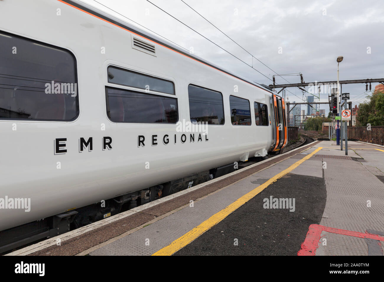 East Midlands classe ferroviaria 158 express sprinter con il treno alla stazione di Manchester Piccadilly la piattaforma 14 con un Peterborough di Liverpool Lime Street treno Foto Stock