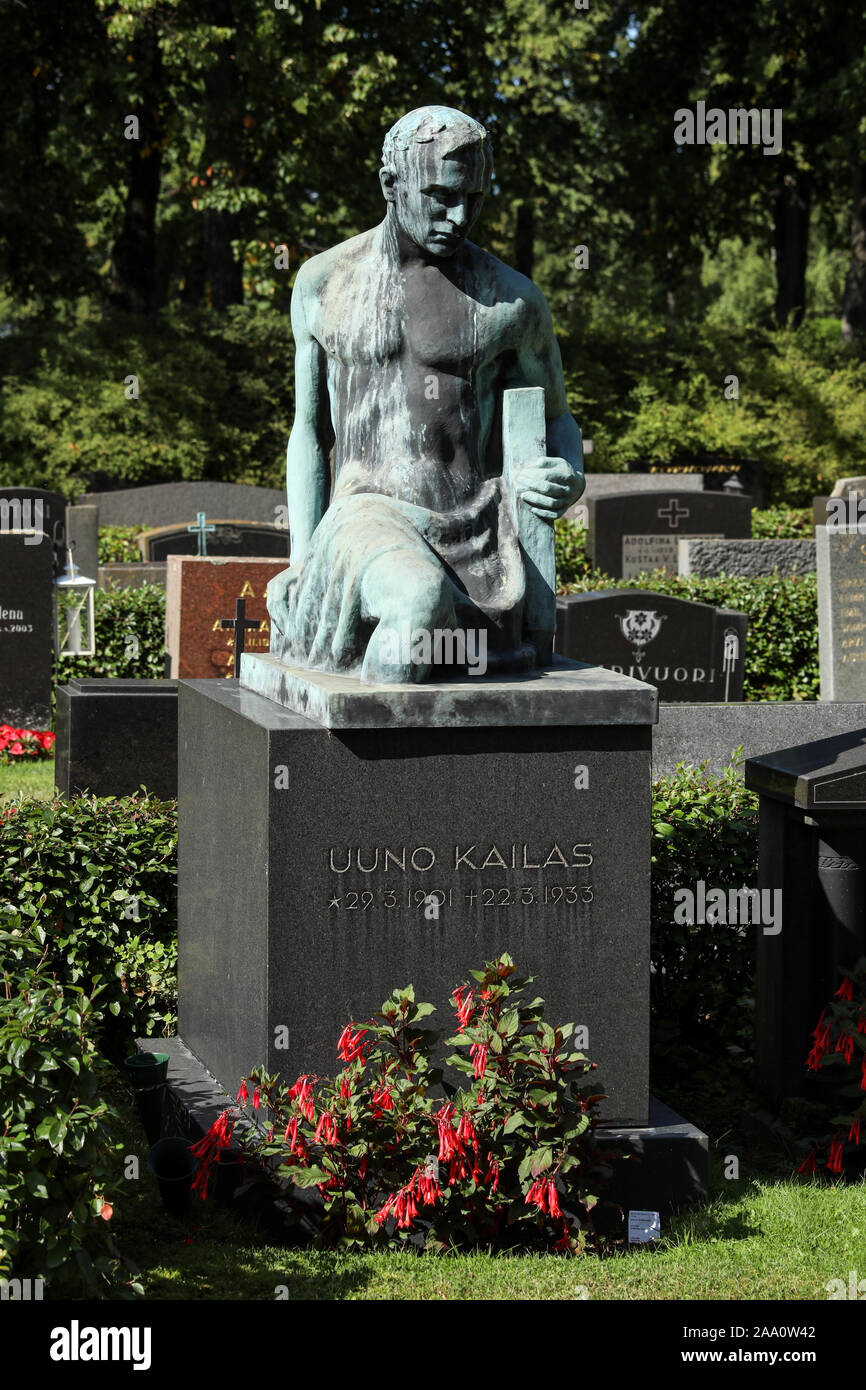 Pietra tombale del poeta Uuno Kailas con statua commemorativa da Yrjö Liipola nel cimitero Hietaniemi a Helsinki in Finlandia Foto Stock