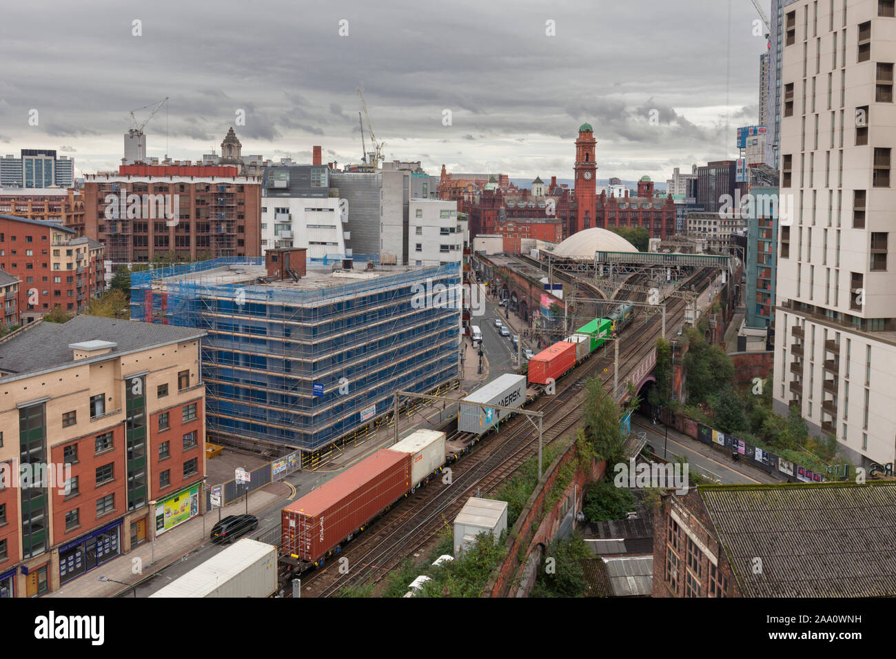 Freightliner contenitore treno merci passando Manchester Oxford Road sulla congestionata 2 via ferrovia attraverso Manchester Castlefield Foto Stock