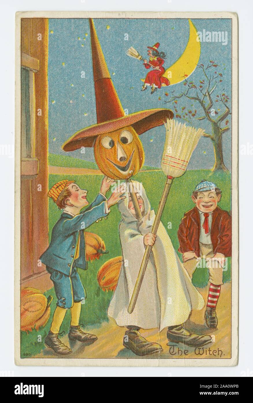 Cartolina illustrata intitolata "La Strega" dotato di un gruppo di bambini nella notte di Halloween, quella che indossa un letto bianco foglio, tenendo una scopa e una zucca intagliata con una strega che indossa un abito rosso e cappello seduto su una falce di luna in background, pubblicato da Julius Bien e Co, 1905. Dalla Biblioteca Pubblica di New York. () Foto Stock