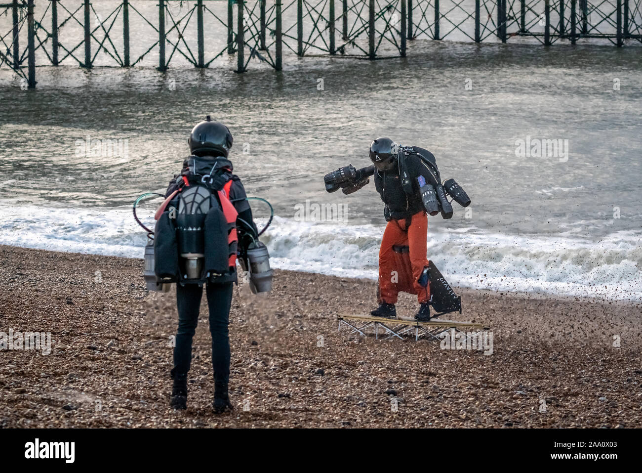Richard Browning "uomo del ferro", fondatore di gravità Industries, fa un record di volo nel suo corpo-getto controllato-powered giacca sul molo di Brighton. Foto Stock