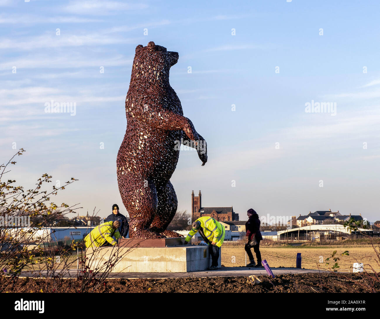 Il Dunbar Bear scultura di Kelpies scultore Andy Scott, Dunbar, East Lothian, Scozia, Regno Unito. Foto Stock