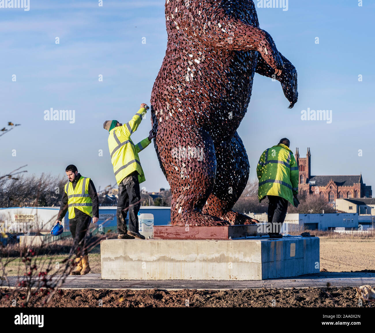 Il Dunbar Bear scultura di Kelpies scultore Andy Scott, Dunbar, East Lothian, Scozia, Regno Unito. Foto Stock