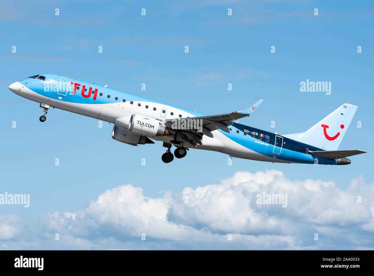 Un Embraer 190 twin-motore degli aerei per passeggeri di TUI Fly Belgio presso l'aeroporto internazionale di Anversa. Foto Stock