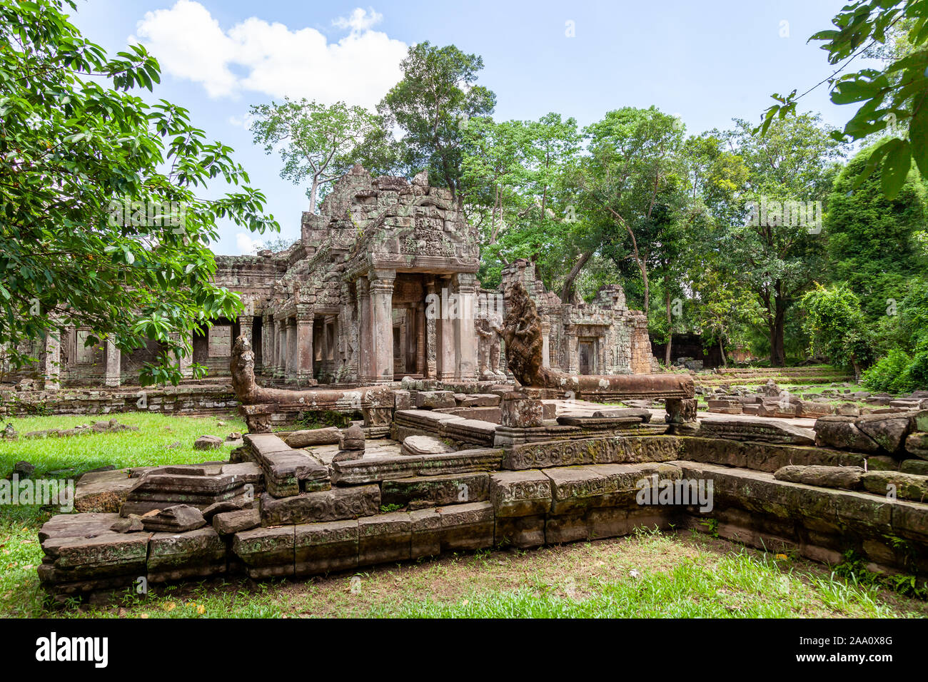 Preah Khan temple vicino a Siem Reap, Cambogia. Questo tempio sembra molto mistico con Moss copre le pietre. Un grande albero spung è famosa per questo tempio. Foto Stock