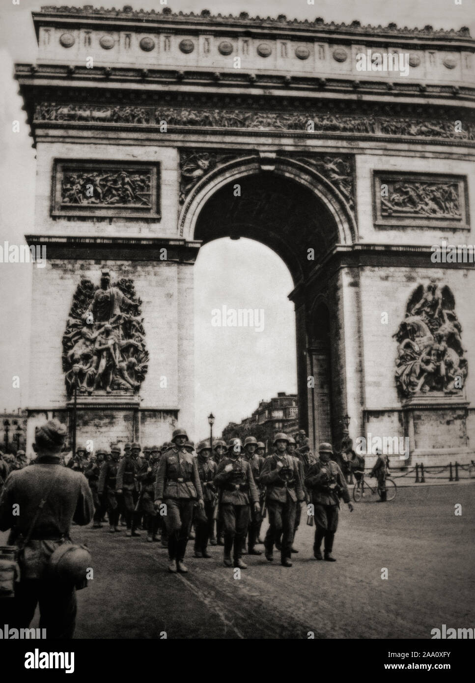 Truppe tedesche marzo passato l'Etoile a Champs Elysees di Parigi in Francia nel giugno 1940, durante le fasi di apertura della Seconda Guerra Mondiale. Foto Stock