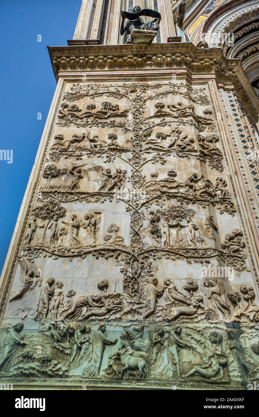 Bassorilievi su piloni del Duomo di Orvieto raffigurano storie bibliche del Vecchio e del Nuovo Testamento, Orvieto, Umbria, Italia Foto Stock