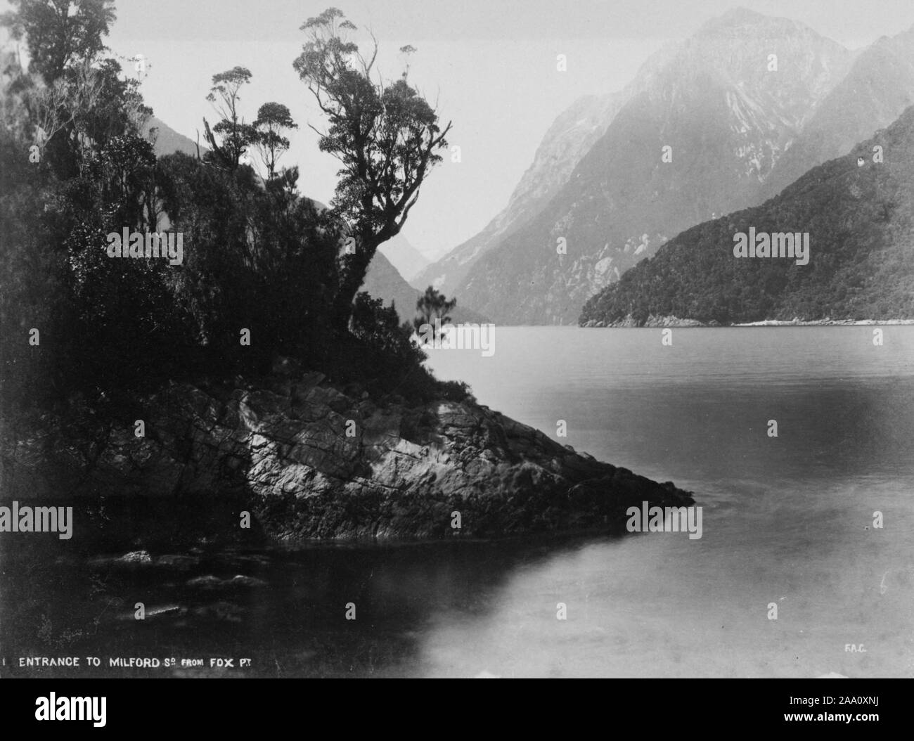 Bianco e nero fotografia paesaggio dell'ingresso a Milford Sound, un fiordo nel Parco Nazionale di Fiordland nell'Isola del Sud della Nuova Zelanda, dal fotografo Frank Coxhead, 1885. Dalla Biblioteca Pubblica di New York. () Foto Stock