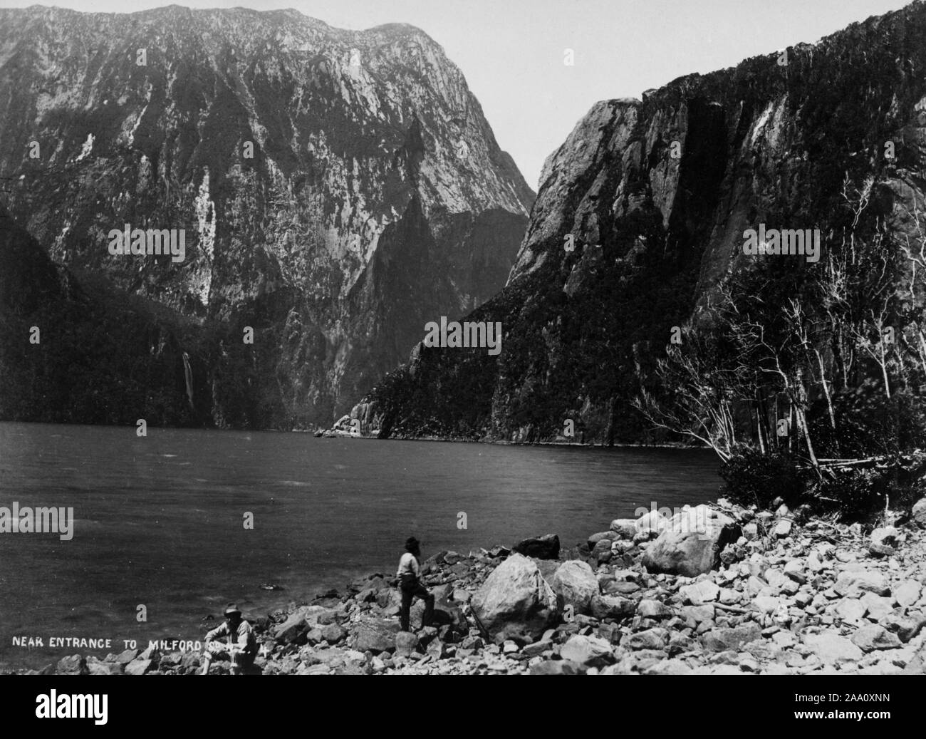 Bianco e nero fotografia paesaggio dell'ingresso a Milford Sound, un fiordo nel Parco Nazionale di Fiordland nell'Isola del Sud della Nuova Zelanda, dal fotografo Frank Coxhead, 1885. Dalla Biblioteca Pubblica di New York. () Foto Stock