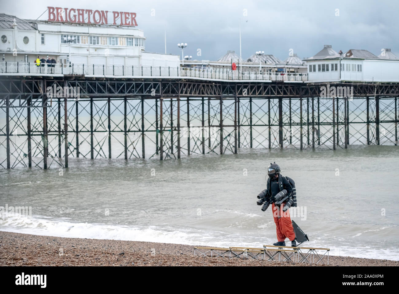 Richard Browning "uomo del ferro", fondatore di gravità Industries, fa un record di volo nel suo corpo-getto controllato-powered giacca sul molo di Brighton. Foto Stock