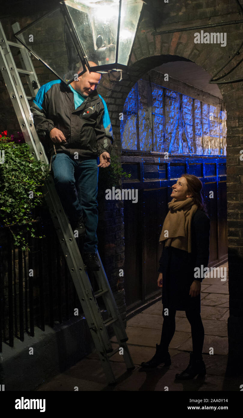 Uno dei 1500 lampade a gas che rimangono sulle strade di Londra essendo mantenuto da uno dei cinque "lamplighters" utilizzati da British Gas che guardano dopo le lampade in Westminster. Foto Stock