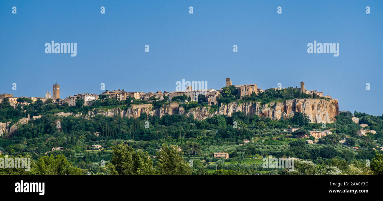 Vista del medieval hill top città di Orvieto situata sulla cima piatta di un grande butte di tufo vulcanico Foto Stock