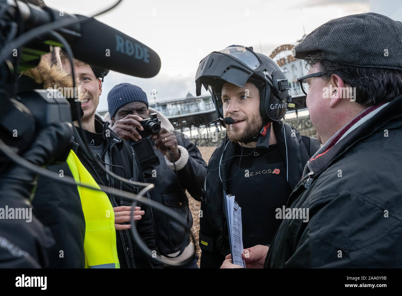 Richard Browning "uomo del ferro", fondatore di gravità Industries, fa un record di volo nel suo corpo-getto controllato-powered giacca sul molo di Brighton. Foto Stock
