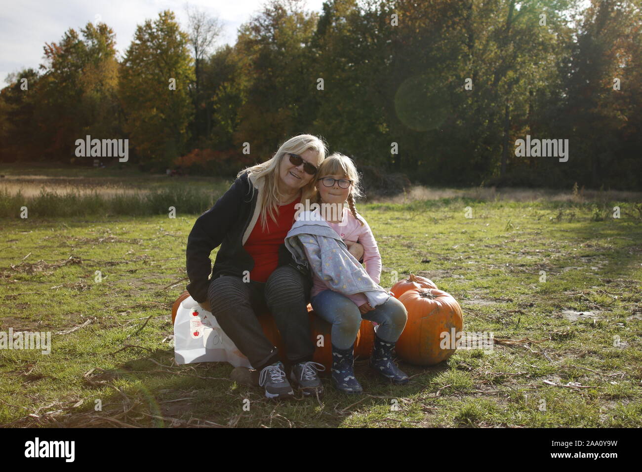 Nonna e nipote in un orto di zucche godendo la caduta di attività. Il tema del multi-generazionale attività familiari. Foto Stock