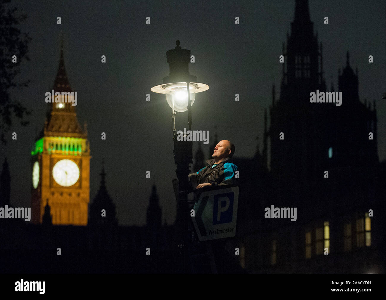 Uno dei 1500 lampade a gas che rimangono sulle strade di Londra essendo mantenuto da uno dei cinque "lamplighters" utilizzati da British Gas che guardano dopo le lampade in Westminster. Foto Stock