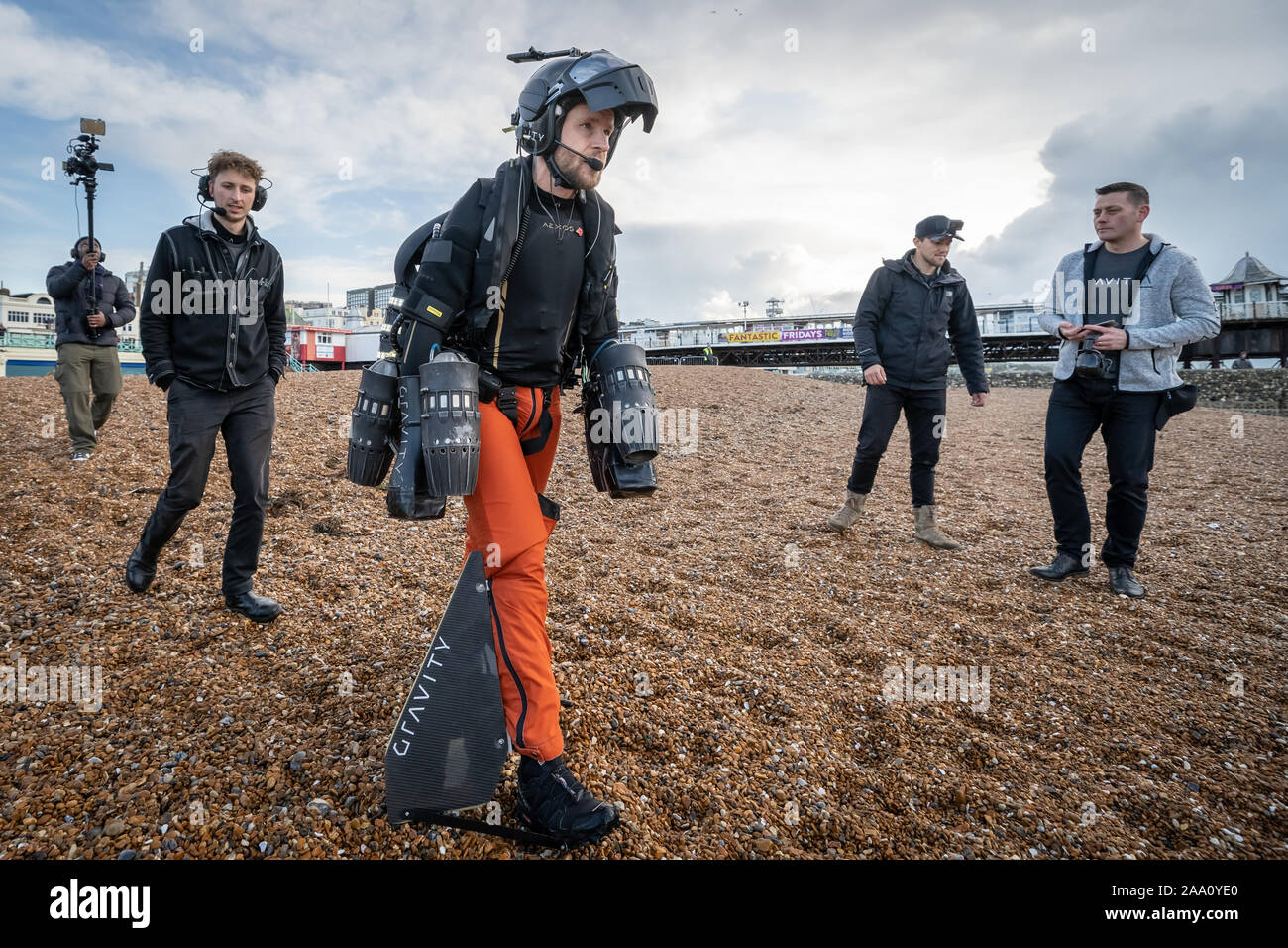 Richard Browning "uomo del ferro", fondatore di gravità Industries, fa un record di volo nel suo corpo-getto controllato-powered giacca sul molo di Brighton. Foto Stock