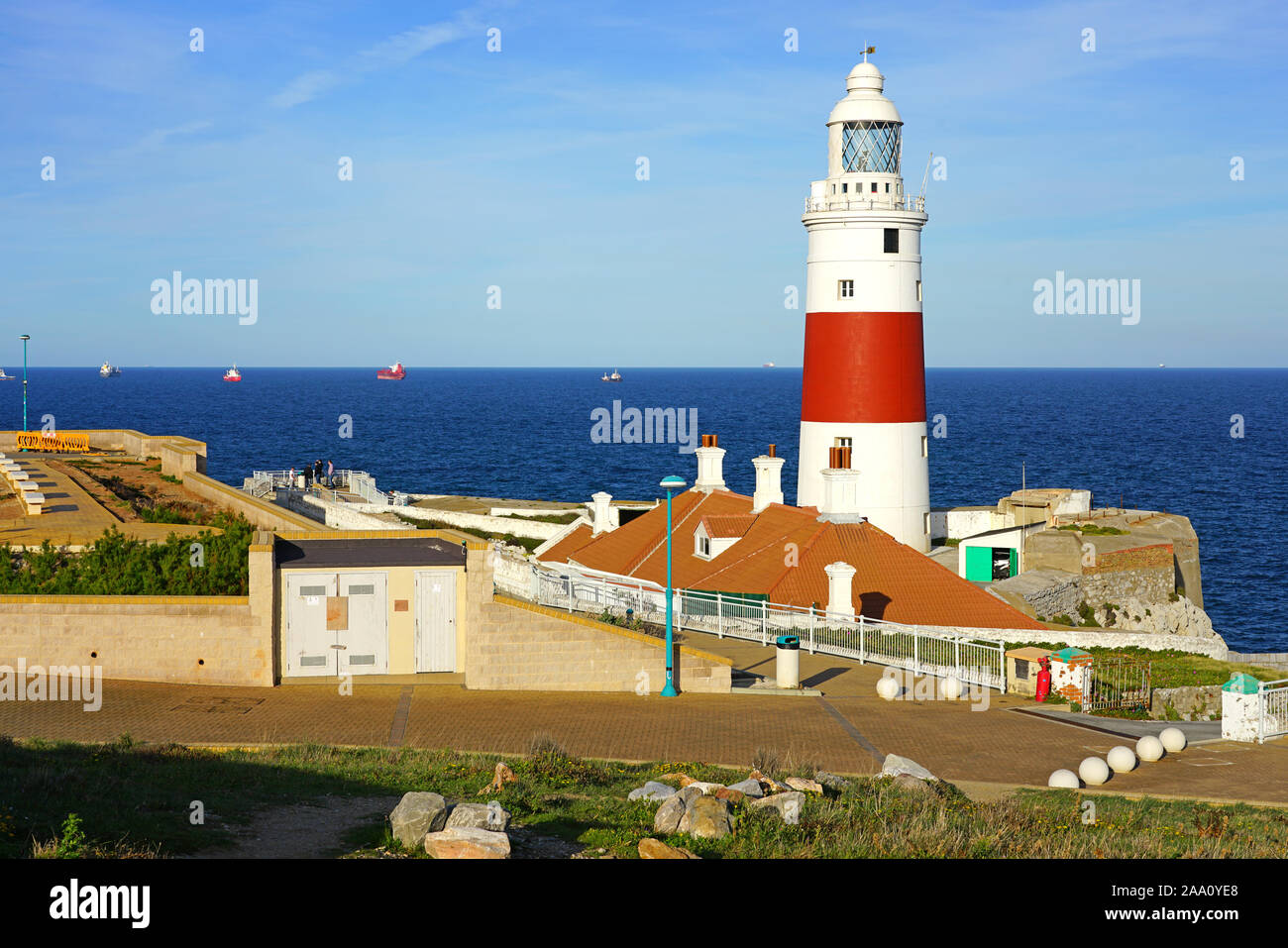 Gibilterra, Regno Unito -29 APR 2019- Vista dell'Europa Point Lighthouse (Trinity faro all Europa Point, Victoria Tower o La Farola), un rosso Foto Stock