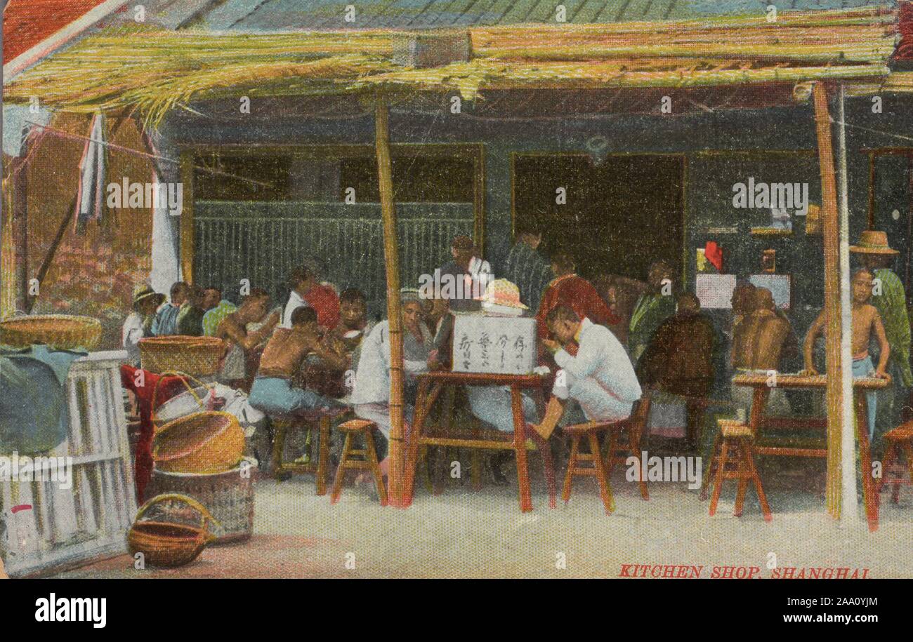 Cartolina illustrata di persone sedute e mangiare nella parte anteriore del negozio di cucina, Shanghai, Cina, pubblicato da giovani Foto Co, 1910. Dalla Biblioteca Pubblica di New York. () Foto Stock