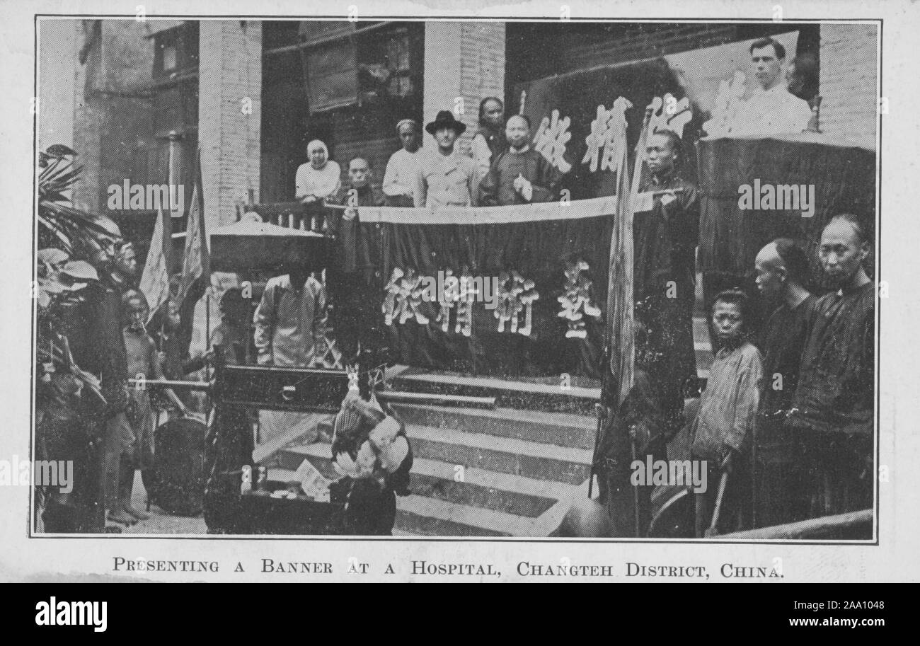 Cartolina inciso da un gruppo di persone in posa per una fotografia tenendo un banner nella parte anteriore di un ospedale, Changteh District, Cina, 1915. Dalla Biblioteca Pubblica di New York. () Foto Stock