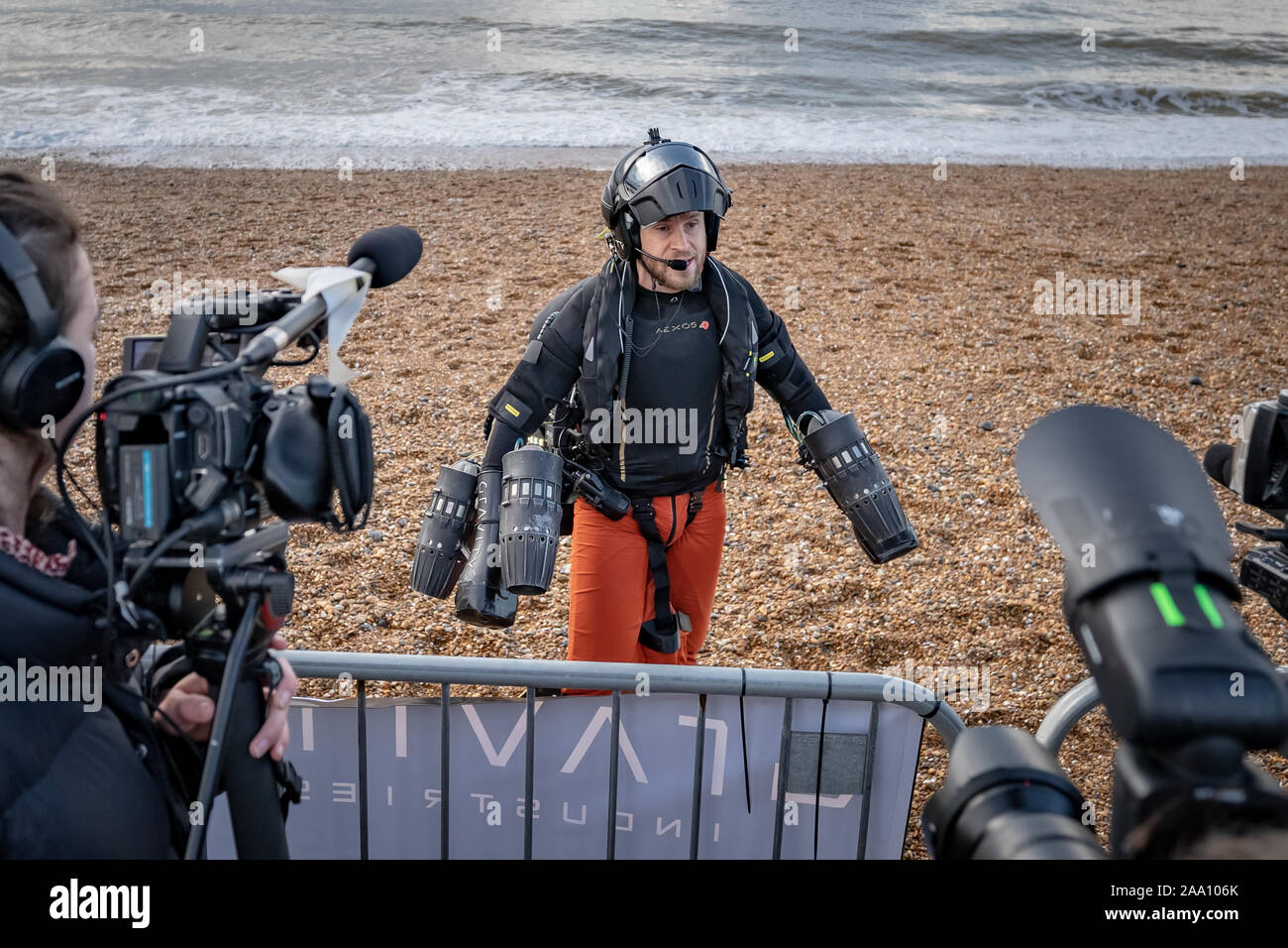 Richard Browning "uomo del ferro", fondatore di gravità Industries, fa un record di volo nel suo corpo-getto controllato-powered giacca sul molo di Brighton. Foto Stock