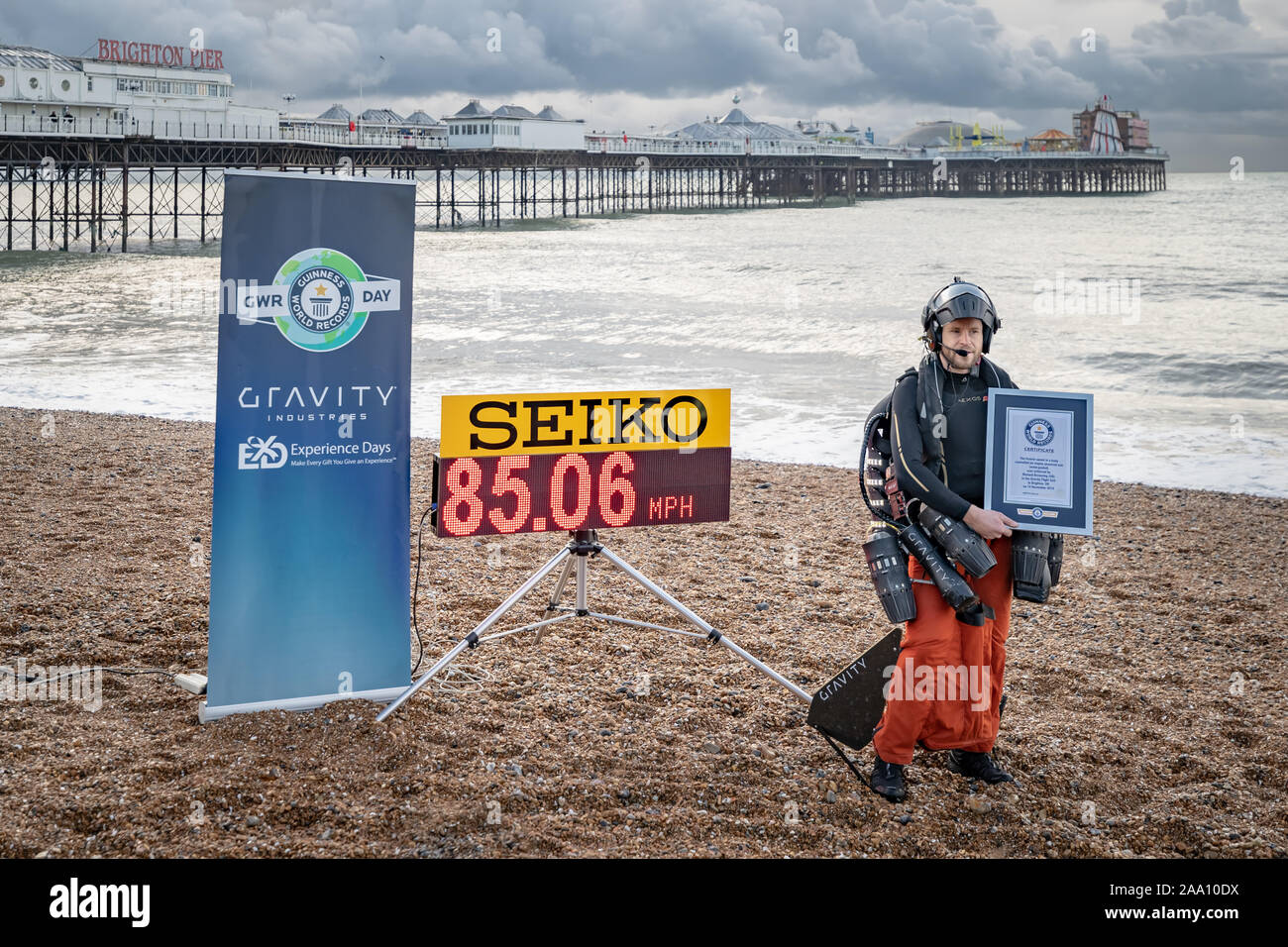 Richard Browning "uomo del ferro", fondatore di gravità Industries, fa un record di volo nel suo corpo-getto controllato-powered giacca sul molo di Brighton. Foto Stock