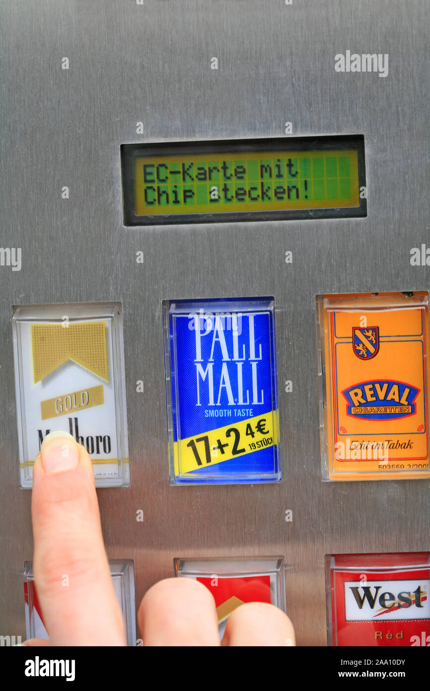 Zigarettenauswahl am Zigarettenautomat. Display Im steht 'EC-Karte mit stecken Chip' / sigarette scelta su di una sigaretta automat Foto Stock