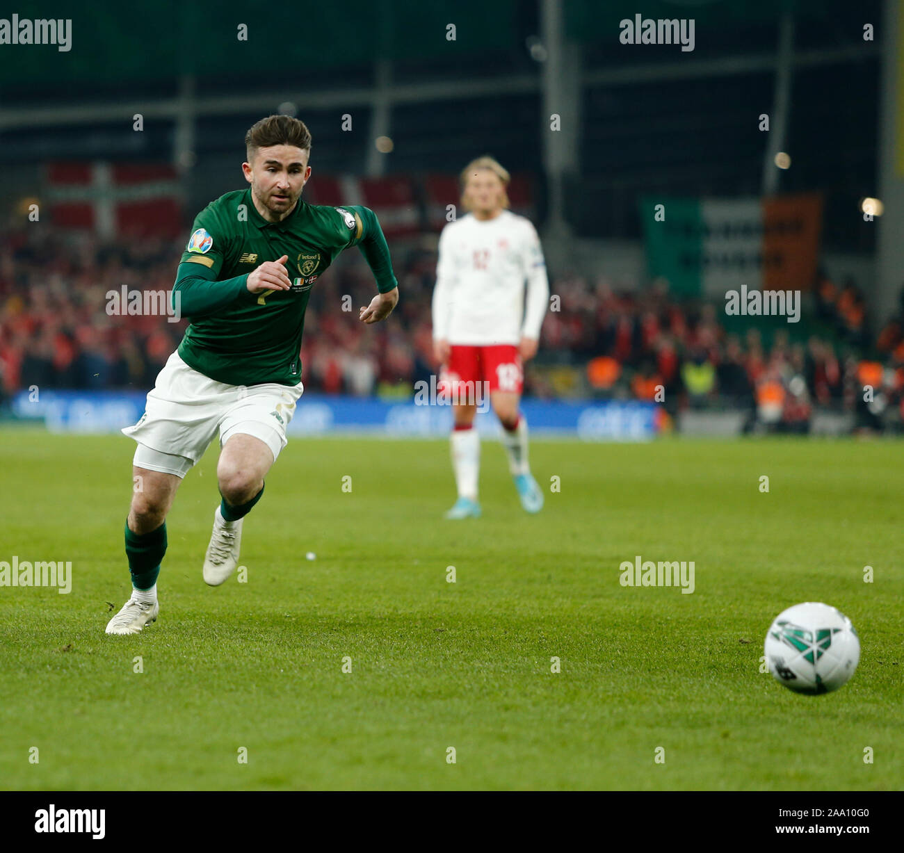 Aviva Stadium, Dublino, Leinster, Irlanda. Xviii Nov, 2019. Campionati Europei 2020 il qualificatore, Irlanda contro la Danimarca; Sean Maguire insegue giù la palla per Repubblica di Irlanda - Editoriale usare carte di credito: Azione Plus sport/Alamy Live News Foto Stock