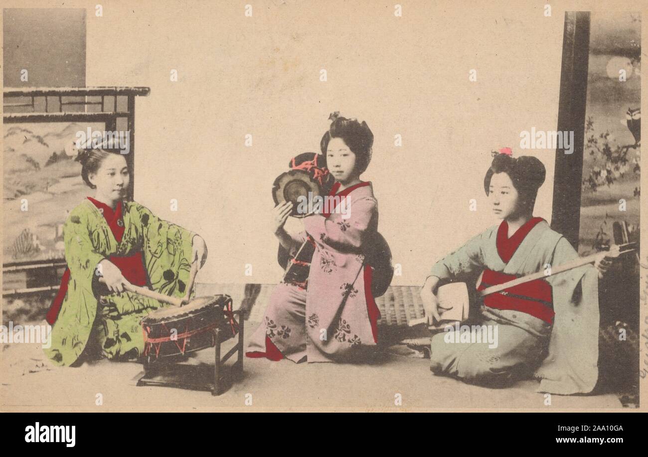 Cartolina illustrata di tre maiko giapponesi in abbigliamento tradizionale, inginocchiati sul pavimento e suonare strumenti musicali tradizionali, Giappone, 1905. Dalla Biblioteca Pubblica di New York. () Foto Stock