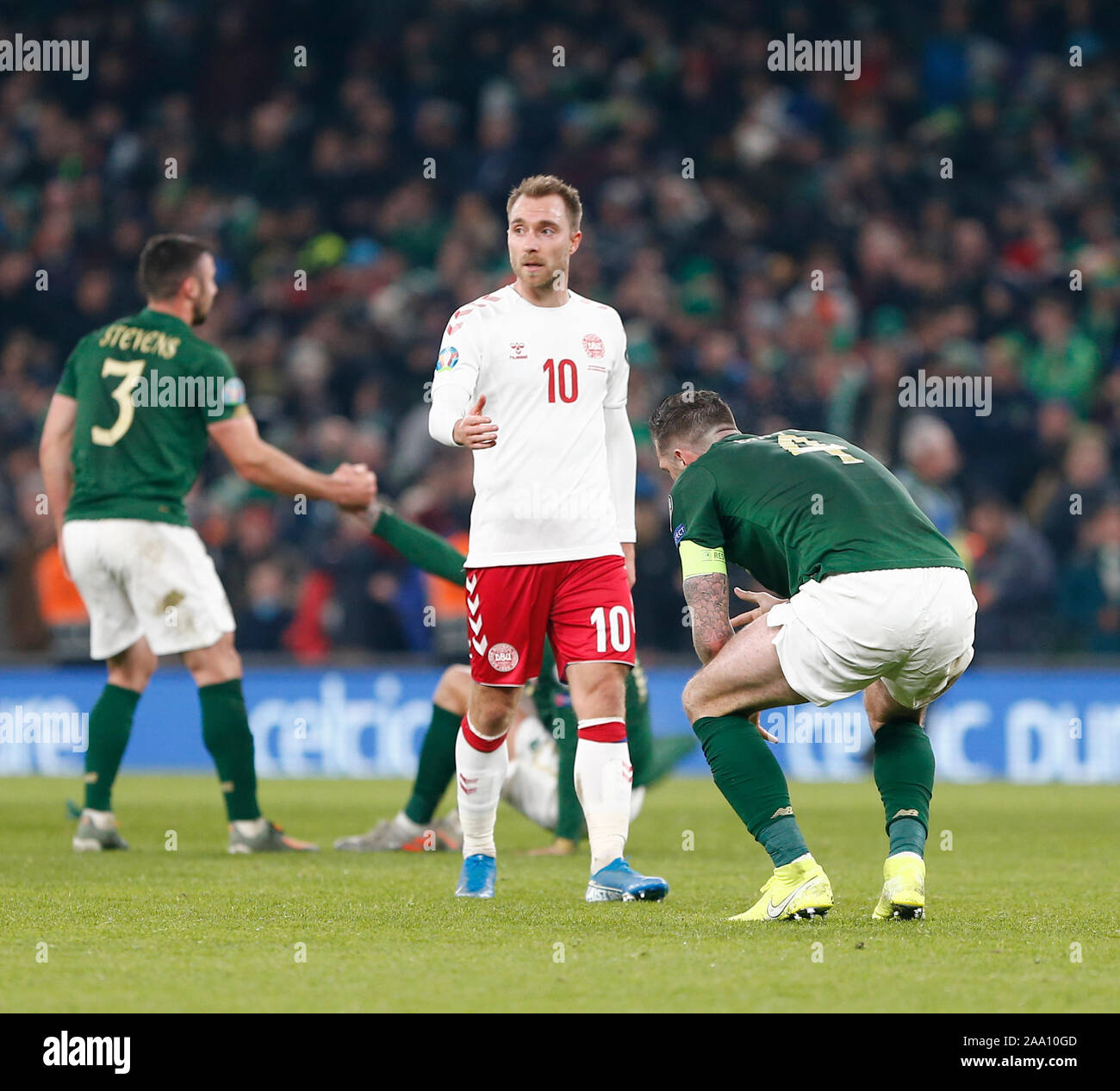 Aviva Stadium, Dublino, Leinster, Irlanda. Xviii Nov, 2019. Campionati Europei 2020 il qualificatore, Irlanda contro la Danimarca; Christian Eriksen (Danimarca) commiserates Shane Duffy (Repubblica di Irlanda) a tempo pieno - Editoriale usare carte di credito: Azione Plus sport/Alamy Live News Foto Stock