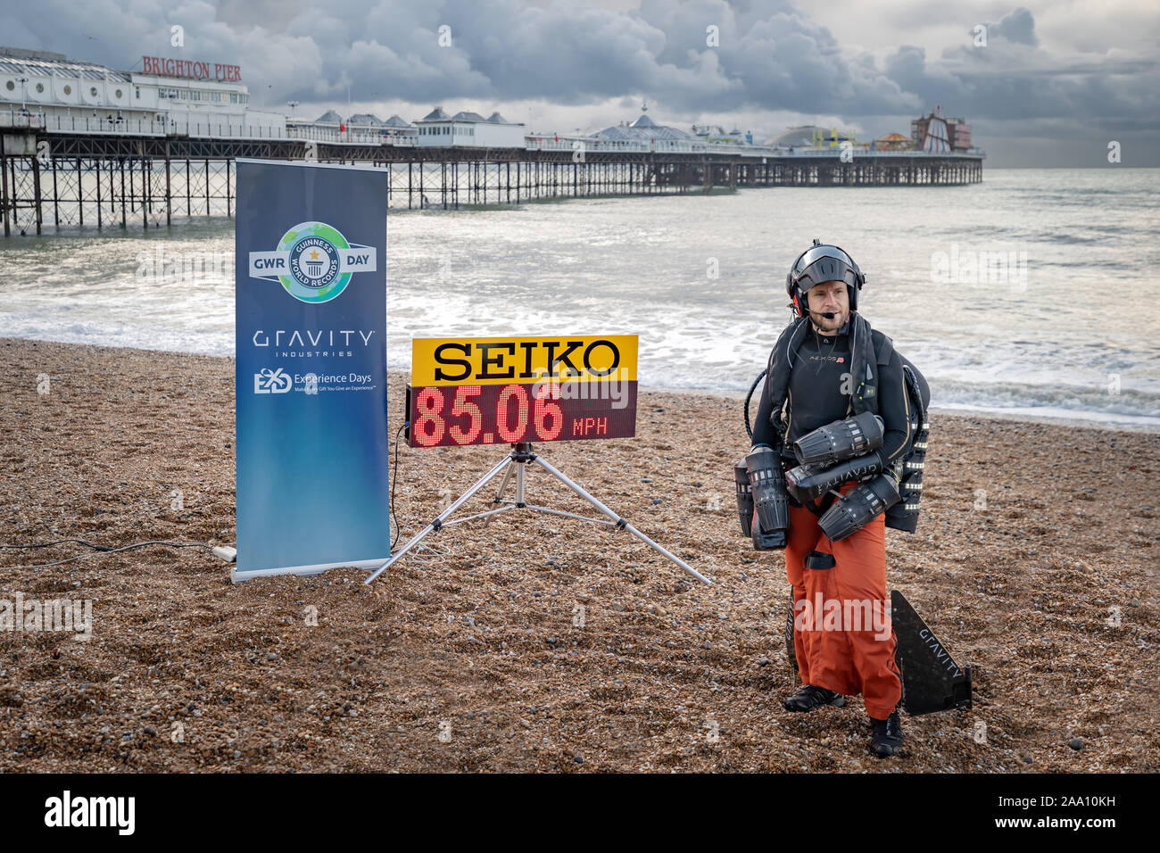 Richard Browning "uomo del ferro", fondatore di gravità Industries, fa un record di volo nel suo corpo-getto controllato-powered giacca sul molo di Brighton. Foto Stock