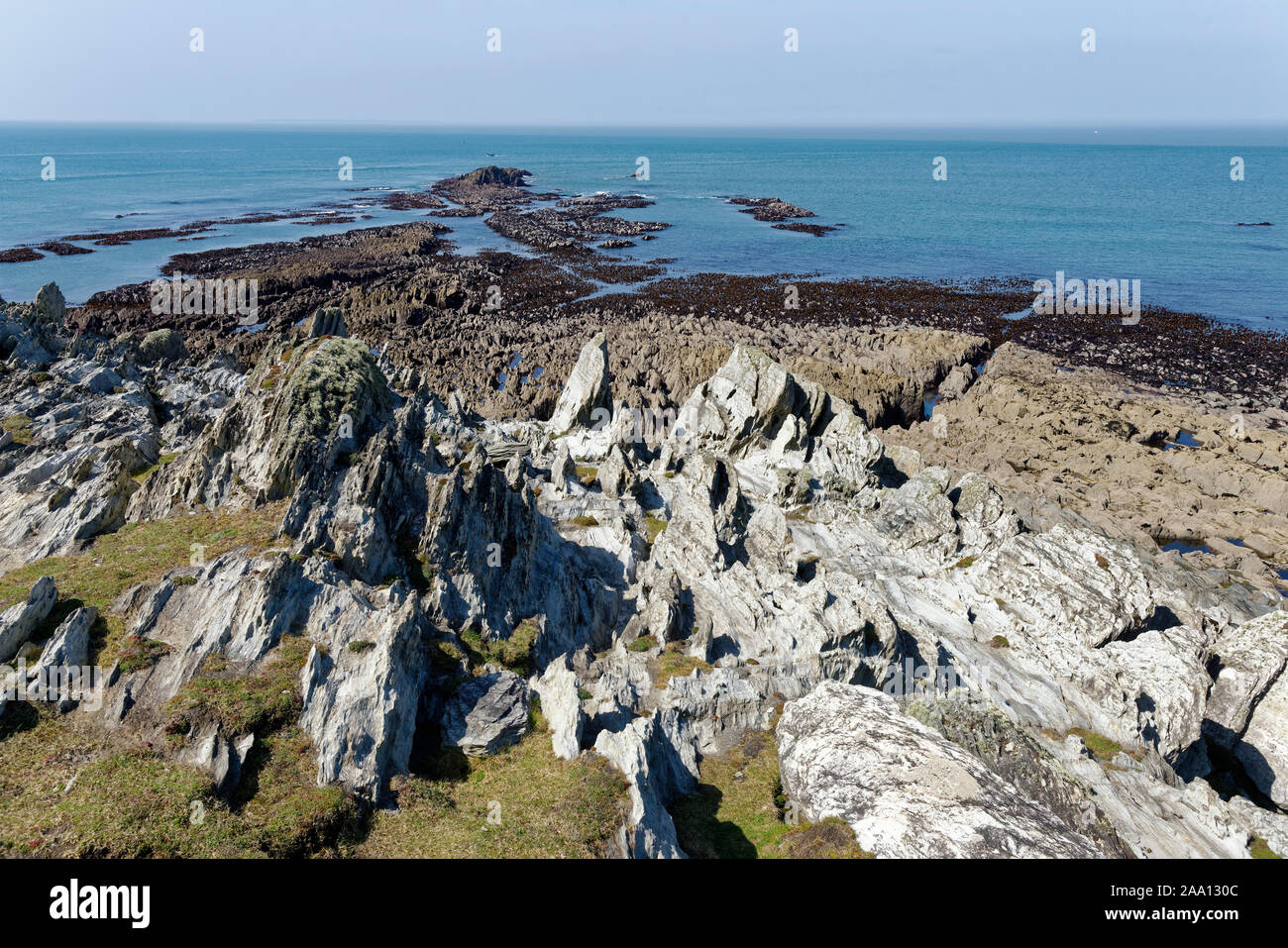 La bassa marea su rocce di ardesia in punto di morte, North Devon, Regno Unito Foto Stock