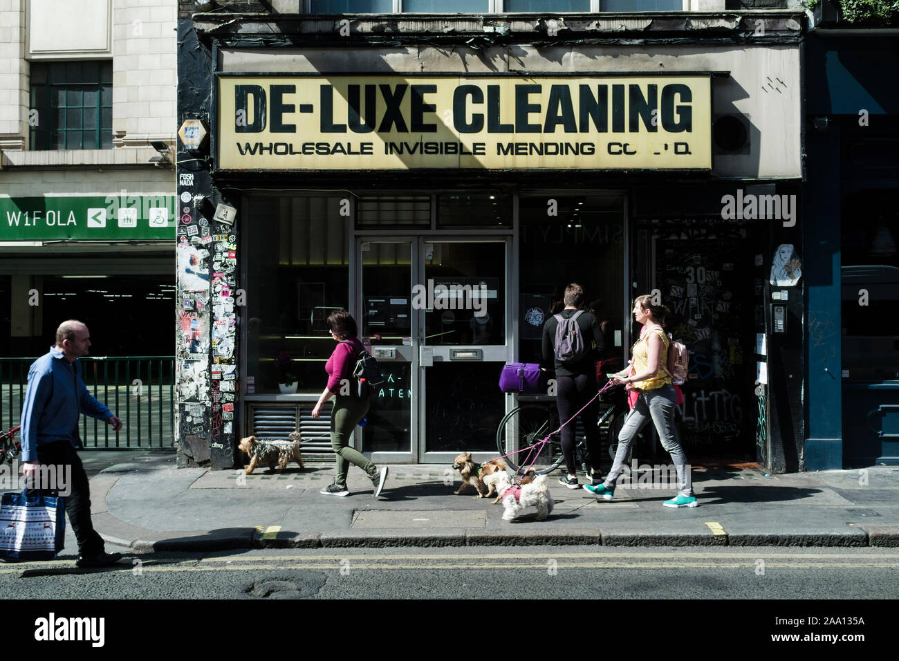 Segnaletica esterna dei vecchi locali di lavaggio a secco e di abbigliamento. Brewer Street, Soho, Londra. Foto Stock