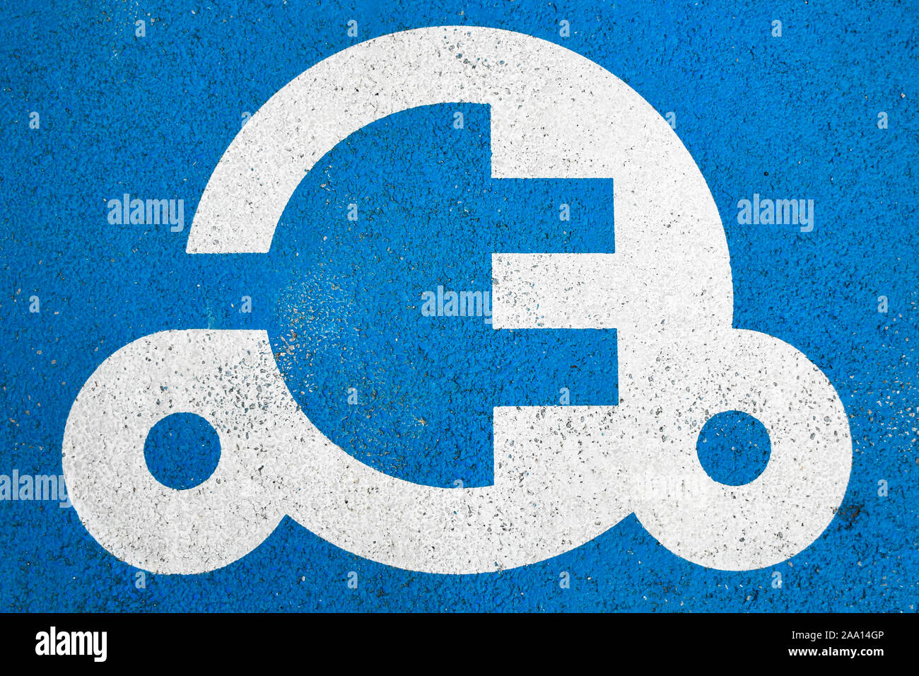 Blu e bianco presa schuko elettrico parcheggio auto simbolo segno dipinto  sul pavimento di asfalto di un slot di parcheggio del veicolo della  stazione di carica Foto stock - Alamy