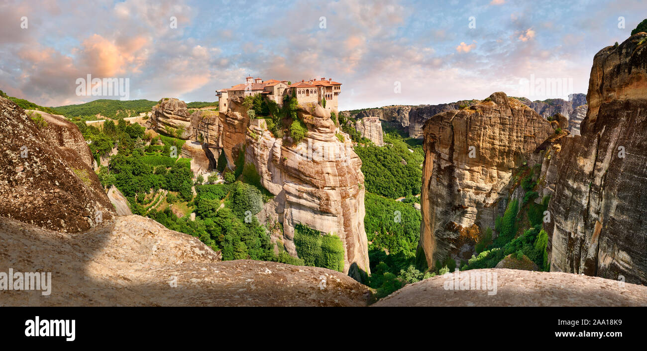 Meteora medievale monastero di Varlaam sulla sommità di un pilastro di roccia in Meteora montagne, Tessaglia, Grecia Foto Stock