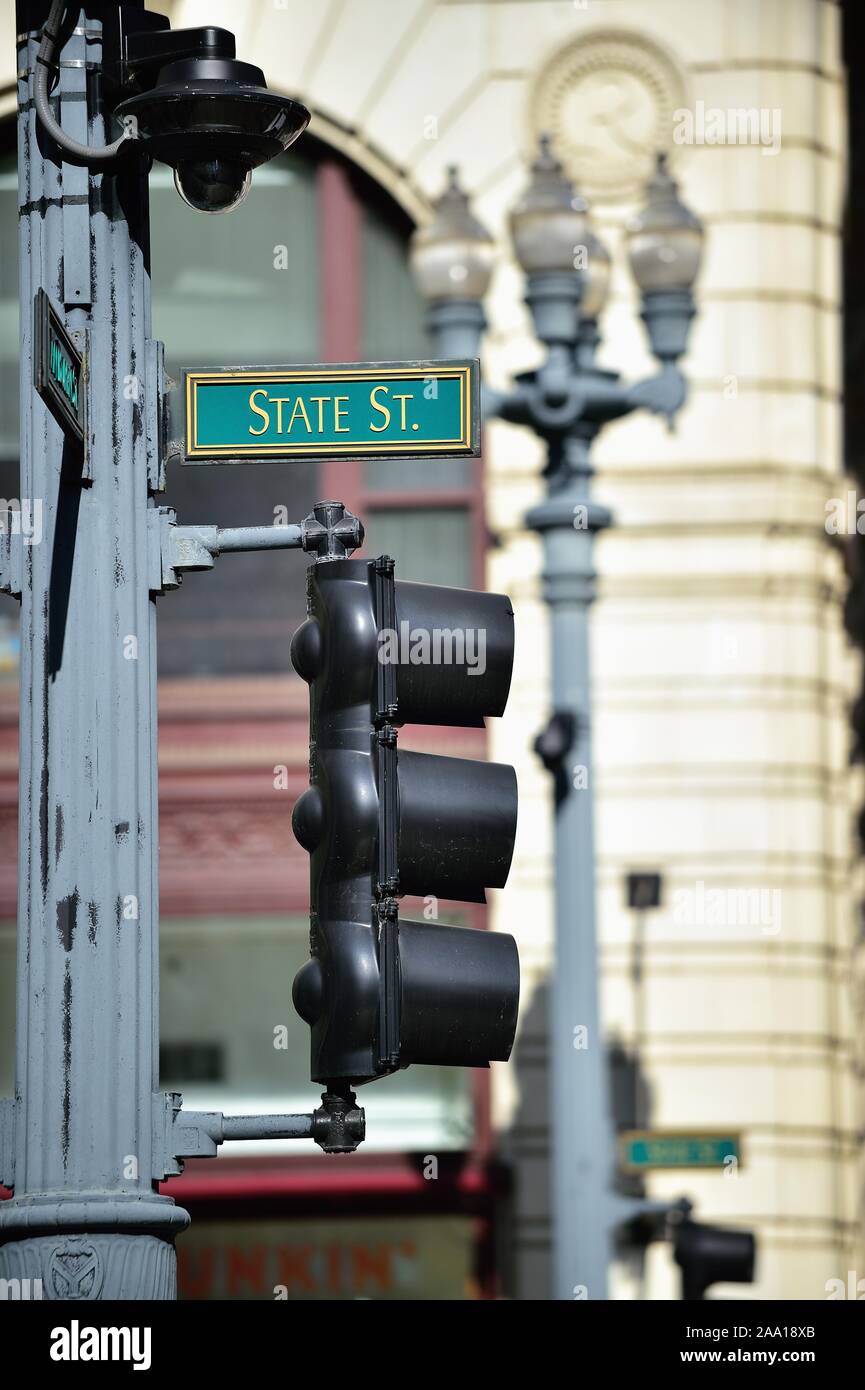 Chicago, Illinois, Stati Uniti d'America. Un cartello stradale lungo uno dei Chicago più famose strade, State Street nella città famosa Loop. Foto Stock