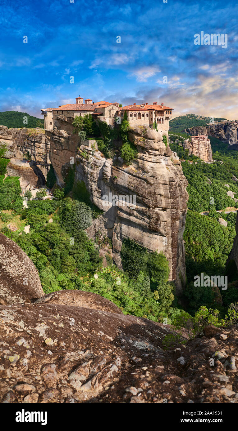 Meteora medievale monastero di Varlaam sulla sommità di un pilastro di roccia in Meteora montagne, Tessaglia, Grecia Foto Stock