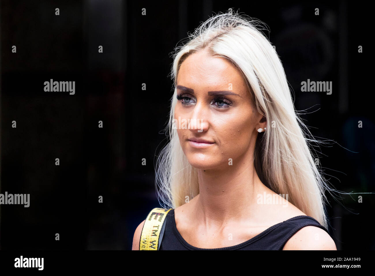 donna, 20 anni, capelli biondi, abito alla moda, casual, Foto Stock