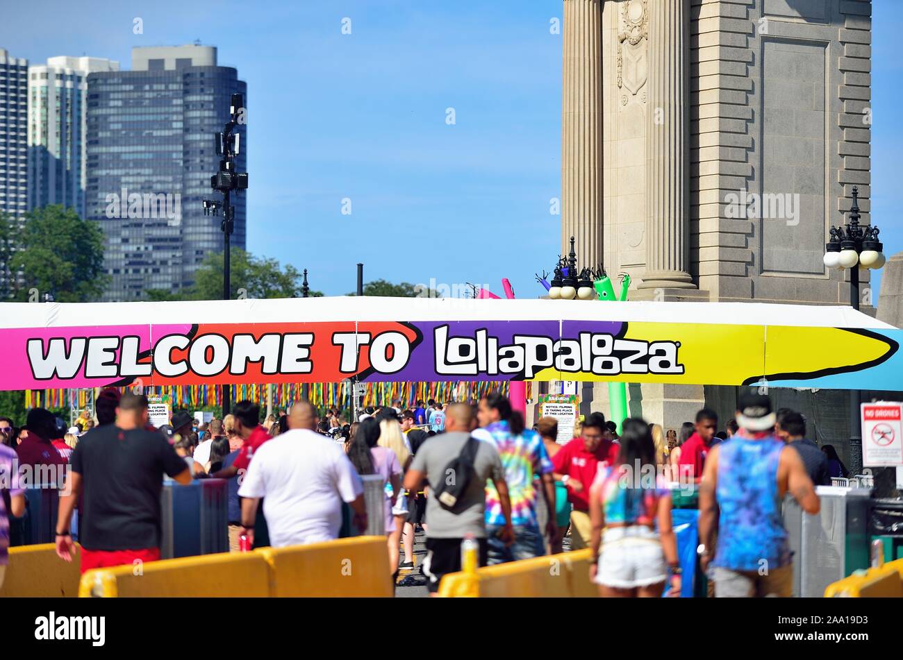 Chicago, Illinois, Stati Uniti d'America. Giovani adulti e ragazzi il floccaggio di Lollapalooza annuale di quattro giorni di festival di musica in base a Chicago il Grant Park. Foto Stock