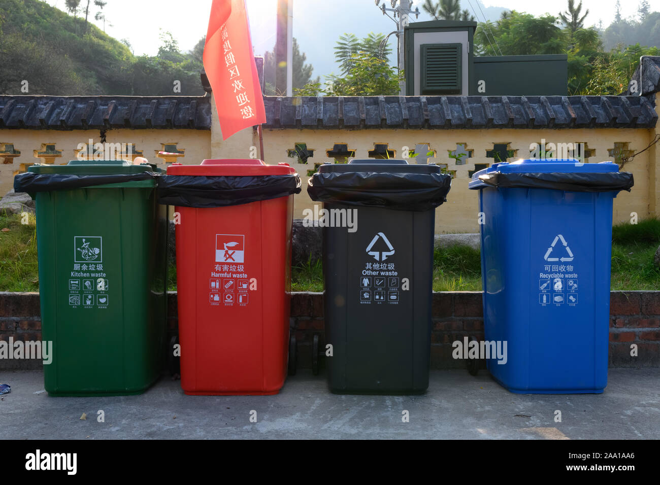 XinXing,Guangdong,China-October 2, 2019:colori diversi cestini per immondizia cernita, cioè cucina, nocivi, e altri rifiuti riciclabili. Foto Stock