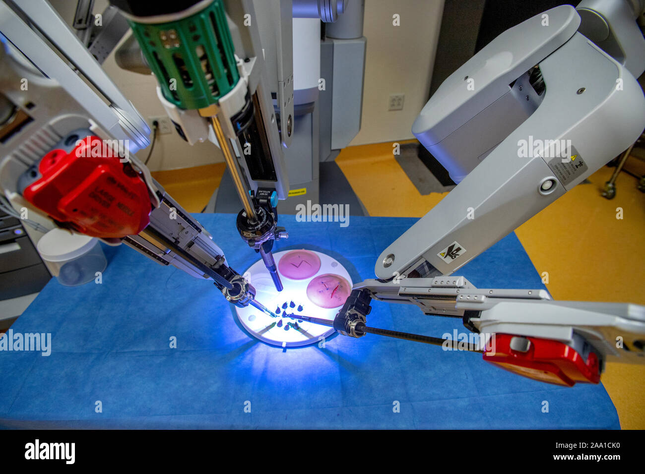 Un Da Vinci robot chirurgico pratiche di chirurgia complessa utilizzando una minimamente invasivo in avvicinamento controllato da un chirurgo da una console in una dimostrazione presso un Orange, CA, ospedale. Foto Stock