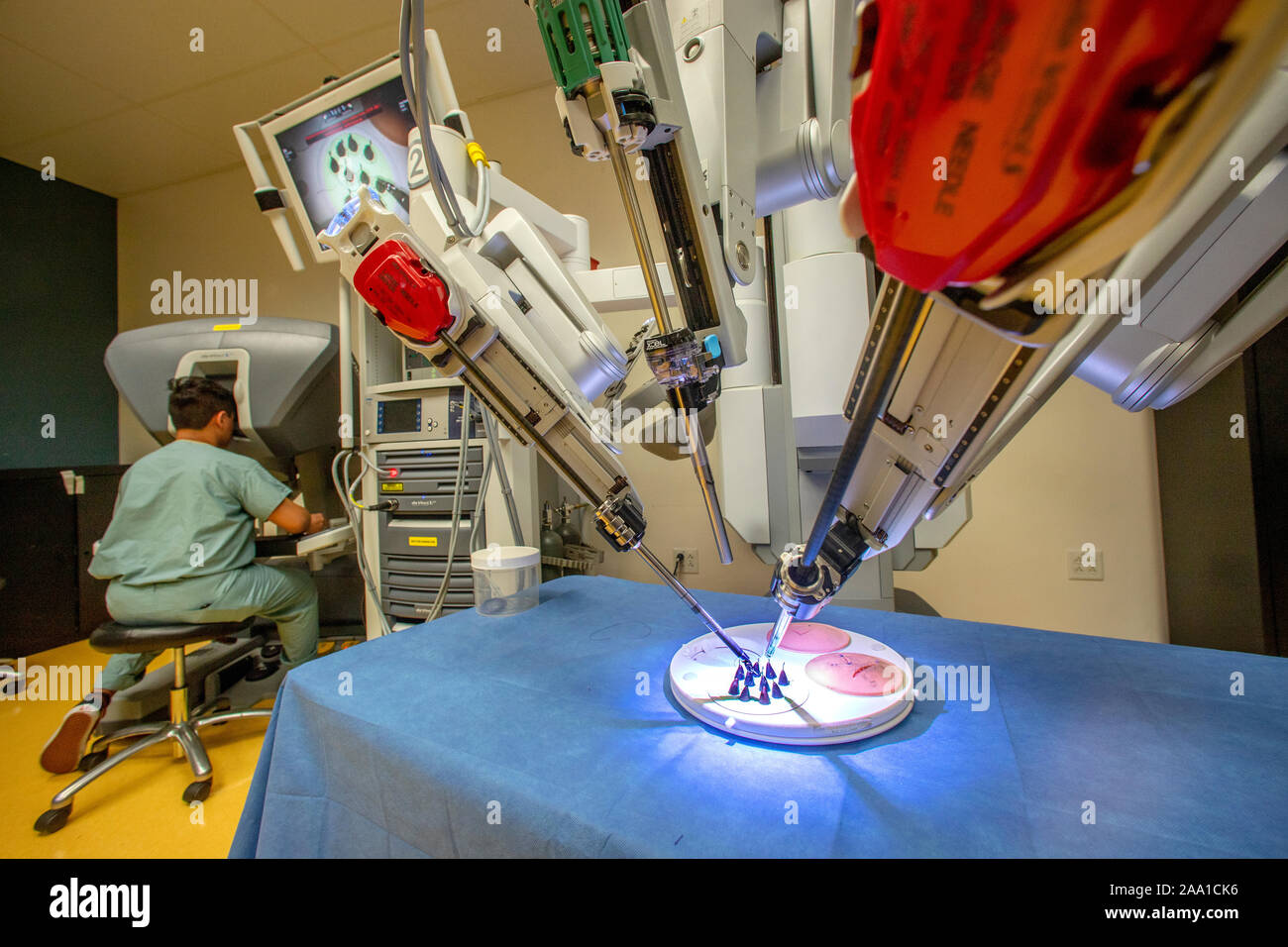 Un Da Vinci robot chirurgico pratiche di chirurgia complessa utilizzando una minimamente invasivo in avvicinamento controllato da un chirurgo da una console in una dimostrazione presso un Orange, CA, ospedale. Foto Stock