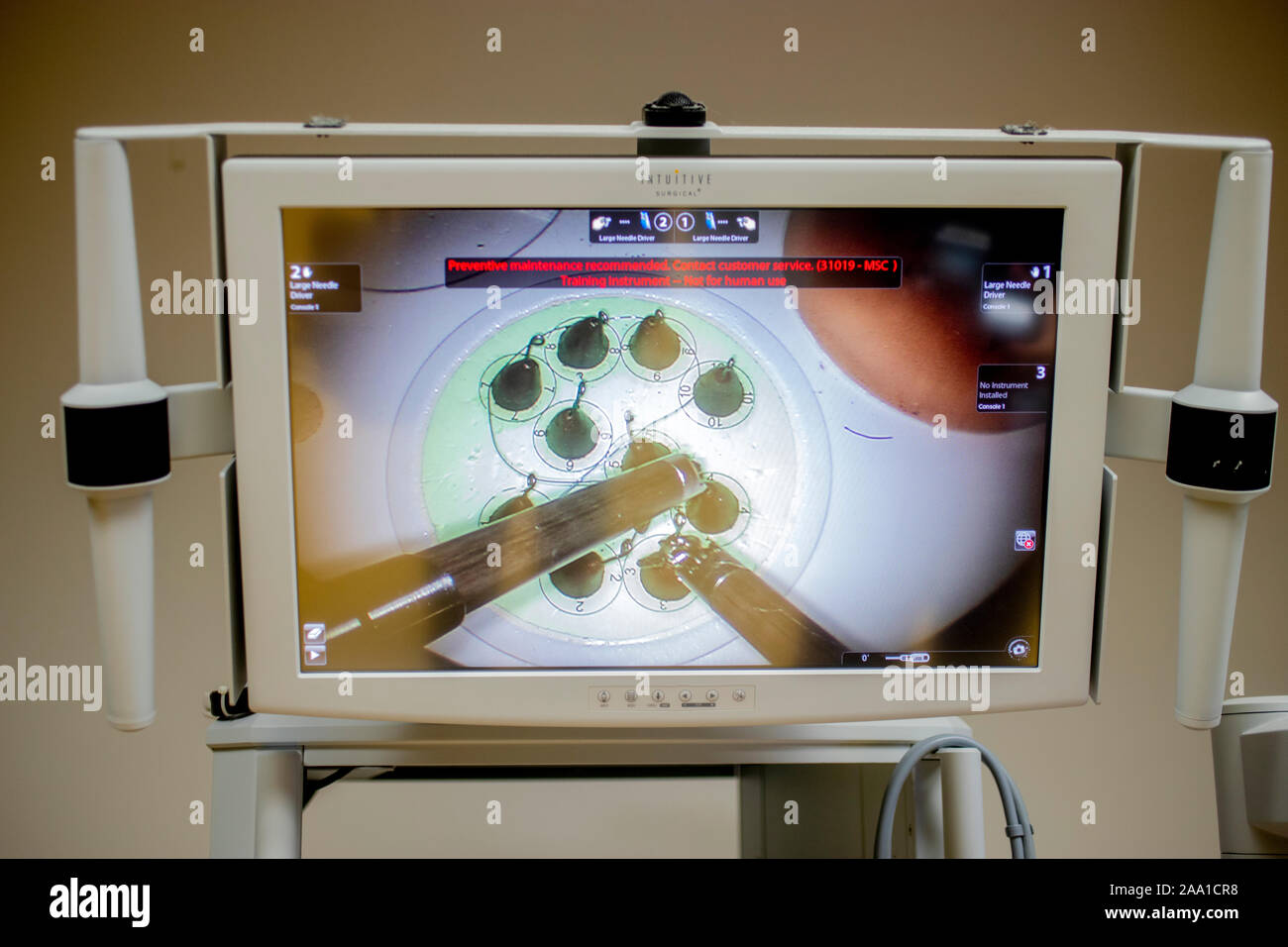 Il monitor di Da Vinci robot chirurgico mostra sostituto pratica degli organi interni per dimostrare la chirurgia minimamente invasiva comandato da un chirurgo da un pannello di controllo in una dimostrazione presso un Orange, CA, ospedale Foto Stock