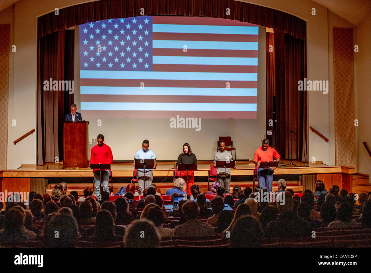La bandiera statunitense è mostrato sul palcoscenico a multirazziale teatro lettori a discutere dei diritti civili in arancione, CA. Foto Stock