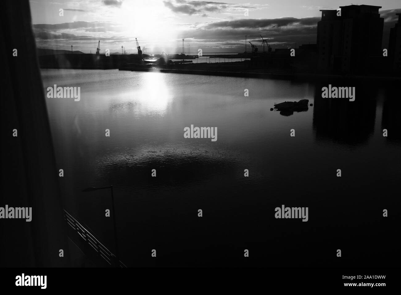 Swansea vecchio dock e waterfront area ringiovanito nella fredda alba di un inverno mattina in bianco e nero Foto Stock