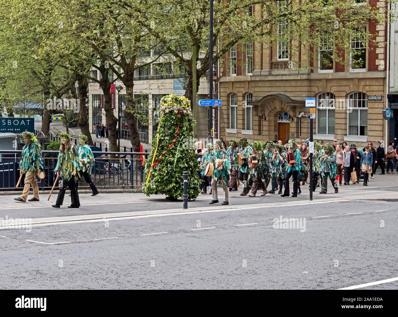 Jack in verde e i suoi servi sfilano per le strade di Bristol, UK per celebrare il giorno di maggio. Questo apparentemente cerimonia pagana infatti nacque agli inizi del periodo moderno. Foto Stock