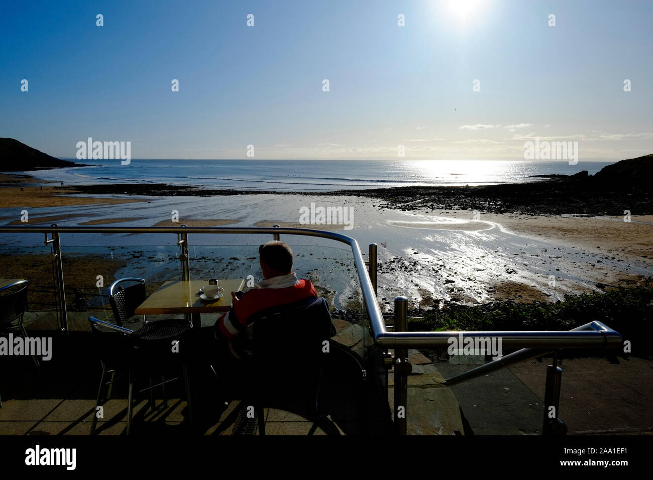 La prima colazione sulla terrazza sopra Langland Bay a Langland's Brasserie sulla Penisola di Gower Galles del Sud su un soleggiato inverno mattina Foto Stock La prima colazione sulla terrazza sopra Langland Bay a Langland's Brasserie sulla Penisola di Gower Galles del Sud su un soleggiato inverno mattina Foto Stock